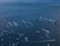 Impressioni poco dopo la partenza: un'enorme flotta di spettatori.