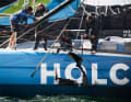 Kurz nach dem Crash-Schock, der sich eineinhalb Minuten nach dem Kiel-Start ins Ocean Race Erope ereignet hat, ist das Ausmaß des Rumpfschadens sichtbar.