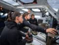 Will Harris, Justine Mettraux und Cole Brauer studieren den Kurs.