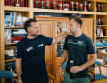 Versöhnliche Begegnung im Jury-Raum zwischen Alan Roberts (Team Holcim-PRB) und Ambrogio Beccaria, Skipper für Team Allagrande Mapei Racing.