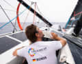 Boris Herrmann regarde les voiles.