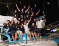 Wie halb Italien im Glück: Allagrande Mapei feiert seinen Triumph mit dem gesamten Team.