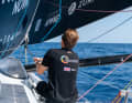 Co-Skipper Will Harris bei der Arbeit an Deck.