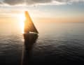 Die Schweizer Imoca von der Sonne geküsst.