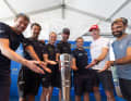 Qui, tutti e sette gli skipper dell'Ocean Race Europe si sono riuniti ancora una volta intorno all'ambito trofeo. Ma non è più in palio, appartiene già allo skipper di "Biotherm" Paul Meilhat (a sinistra) e al suo team.