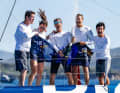 Die "Biotherm"-Crew nach dem finalen Rennsieg im Glück (v.l.n.r.): Carlos Manera Pascual, Amélie Grassi, Paul Meilhat, Benjamin Ferré and Bordreporter Gauthier Lebec feiern ihren Sieg in Montenegro.