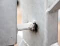 Inadequate fixing of the guide tube of the mast support. Wind load and vibrations threatened to cause a total break-off