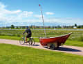 By bike and boat to the sea: the mini vehicle weighs just 65 kilograms and is only 2.70 metres long