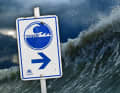Ein Tsunami-Warnschild, das die Fluchtrichtung anzeigt.