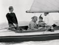 Uffa Fox (2. v. l.) mit Prinz Philip (an der Pinne) und Prinz Charles (2. v. r.)