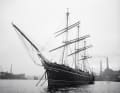 Au mouillage sur la Tamise, sous voiles sous le vent