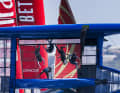 2024: Das United States SailGP Team während des SailGP in Bermuda kentert mit seinem F50, beobachtet von zwei vorbeifahrenden Grindern des Emirates Great Britain SailGP Teams.