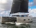 High hulls and a massive deckhouse. The look is solid, but not unattractive. If you want, the hull can of course also be painted.