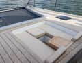 Le cockpit avant avec les bains de soleil est intégré profondément dans le bateau avant avec une bonne protection.