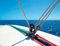 Caractéristiques de navigation : les kats se conduisent différemment des monos. Le chariot d'écoute de grand-voile, qui s'étend généralement sur toute la largeur du toit de la cabine, est un instrument central de réglage.