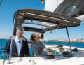 Mettre les voiles : Comme les voiles de grand-voile des catamarans sont plus grandes que les voiles de monocoques et qu'elles sont presque toujours lattées sur les glissières, c'est une nouveauté pour de nombreux équipages qui ne naviguaient auparavant qu'en grand-voile sur enrouleur sur des monocoques.