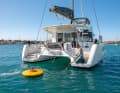 Manœuvres de bouée : comme les catamarans sont souvent peu visibles depuis le poste de pilotage et que le franc-bord est beaucoup plus élevé que sur les monos, les membres de l'équipage ont des difficultés à ramasser la bouée ou la ligne qui flotte généralement à côté dans l'eau et à y attacher la leur.