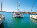 Manœuvres portuaires : les dimensions imposantes de la plateforme de certains catamarans font souvent hésiter les débutants. Il n'est pas toujours facile de manœuvrer ce gros bateau dans les ports méditerranéens, parfois trop étroits.