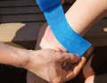To cool the twisted ankle, a cooling gel is used here, which can be wrapped around the joint like a tape and cools for a long time through evaporation