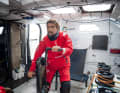 Bei der Vendée Globe ist alle Arbeit alleine zu verrichten – so wie hier am Grinder.