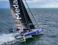 Bis gestern segelte Pip Hare noch unter vollem Rigg, dann brach der Mast