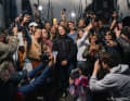 Le classique d'avant départ : Justine Mettraux lors d'une séance photo avec des fans aux Sables-d'Olonne.