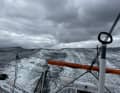 Grau dominiert das Bild im Südmeer – hier gut festgehalten von Romain Attanasio.
