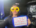 Mit Sonnenblumenbrille, Charme und Schild: Justine Mettraux wünscht sich mehr Sonne bei der Vendée Globe.