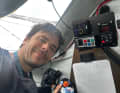 "Groupe Dubreuil"-Skipper Seb Simon mit Vendée-Globe-Maskottchen Adélie.