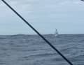 The moment for which Yoann has given everything for days: Here he passes Simon, who has no chance because of his broken starboard foil