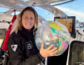 Samantha Davies mit der Welt in der Hand, die sie gerade solo umrundet.