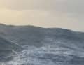 Questa immagine di una delle imponenti creste d'onda è stata catturata dallo skipper de "La Mie Caline" Arnaud Boissières al 47° parallelo sud tra Cape Leeuwin e la Tasmania.