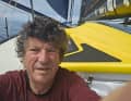 Etwas zerknittert und gezeichnet von den Strapazen auf See: Jean Le Cam auf "Tout commence en Finistère – Armor-Lux".