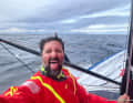 Ätsch, Erster! Der "Paprec Arkéa"-Skipper schäumt über vor Freude.