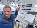 "Vulnerable"-Skipper Thomas Ruyant hatte Kap Hoorn als Vierter passiert und zeigt das mit der linken Hand stolz an.