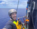 Il dominatore Charlie Dalin sta navigando verso Les Sables-d'Olonne con buone prospettive. Ha anche sfruttato i recenti venti leggeri delle barche di testa per un controllo dell'attrezzatura.