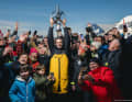 Mit dem Siegerpokal im Glück: Charlie Dalin mit den Fans.
