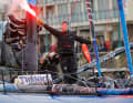 Meilleure skipper du 10e Vendée Globe, meilleure participante non française : Justine Mettraux avec un phare dans la main droite.