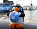 La mascotte du Vendée Globe, Adélie, au port de départ et d'arrivée du Vendée Globe aux Sables-d'Olonne.