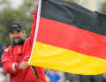 Boris Herrmann zeigt Flagge bei der Kanalfahrt ins Herz von Port Olona.