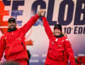 Rouge comme Team Malizia et Initiatives - Cœur : Samantha Davies (13e) et Boris Herrmann fêtent ensemble leur arrivée après des jours de tempête.