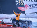 Der erste Chinese jubelnd im Ziel einer Vendée Globe.