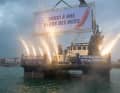 Fontaines de feux d'artifice et remerciements aux héros des mers.