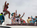 Boris Herrmann mit Romain Attanasio, Benjamin Ferré und weiteren Skippern der Vendée Globe bei der Schlussparade.