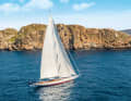 „Vijonara“ vor Mallorca: Mit Yankee-, Stag- und Großsegel setzt die Crew der 42-Meter-Slup 879  Quadratmeter  Stratis-Laminat von Doyle Sails