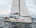 The high foot rail visually increases the freeboard and is a design feature