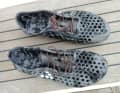 Auf der Oberseite haben die Schuhe viele Öffnungen