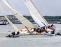 Enge Duelle lieferten sich die beiden Yachten auf der Trave im Verlaufe des Volksbank Rotspon Cups.