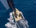 Sotto gennaker, la barca raggiunge velocità superiori a quelle del vento.
