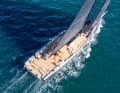 Klare Aufteilung: Das Deck dominiert ein 80 Quadratmeter großes Cockpit, das streng von den hinteren Arbeits- und Segelbereichen getrennt ist.